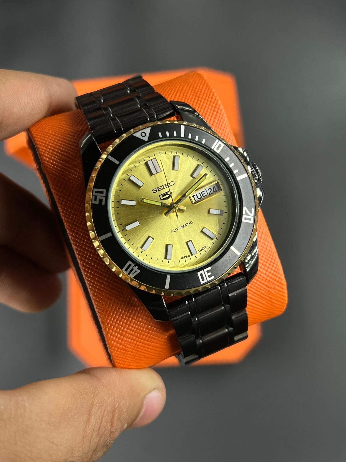 Seiko 5 Automatic Homage – Black & Gold Submarine