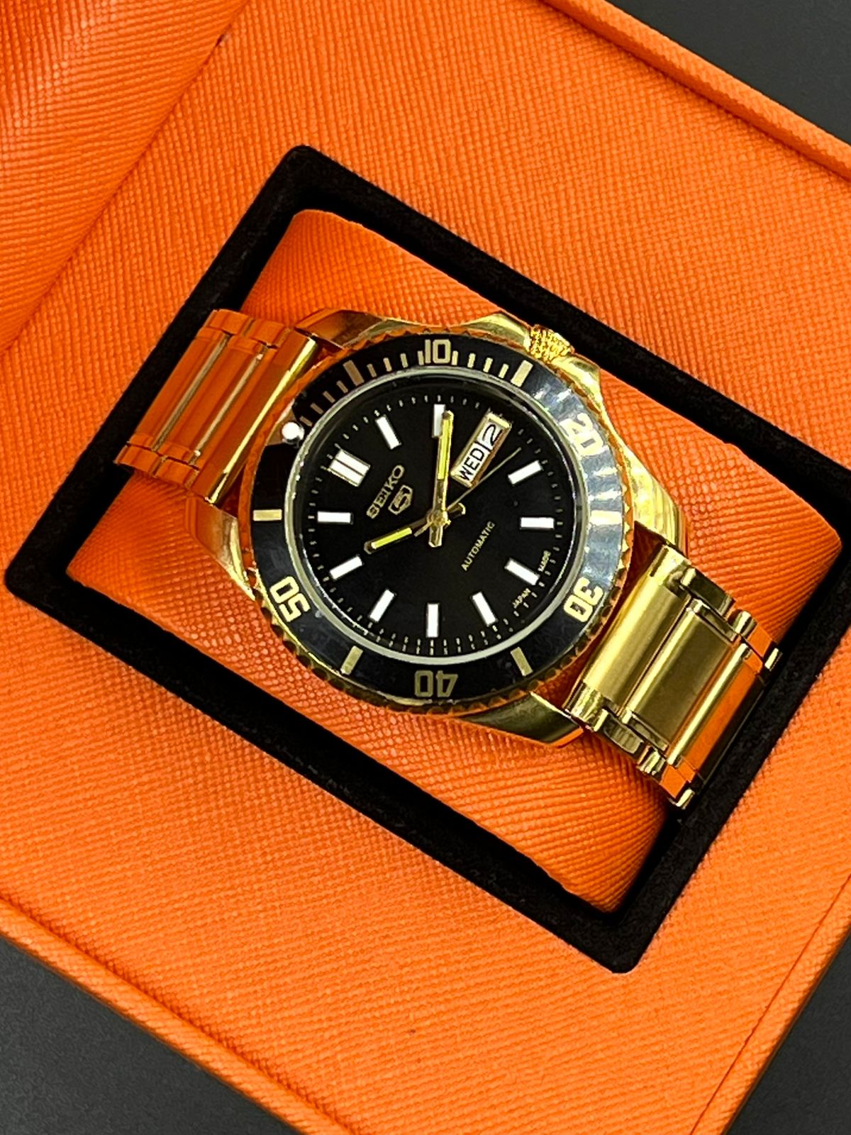 Seiko 5 Automatic Homage – Gold & Black Submarine