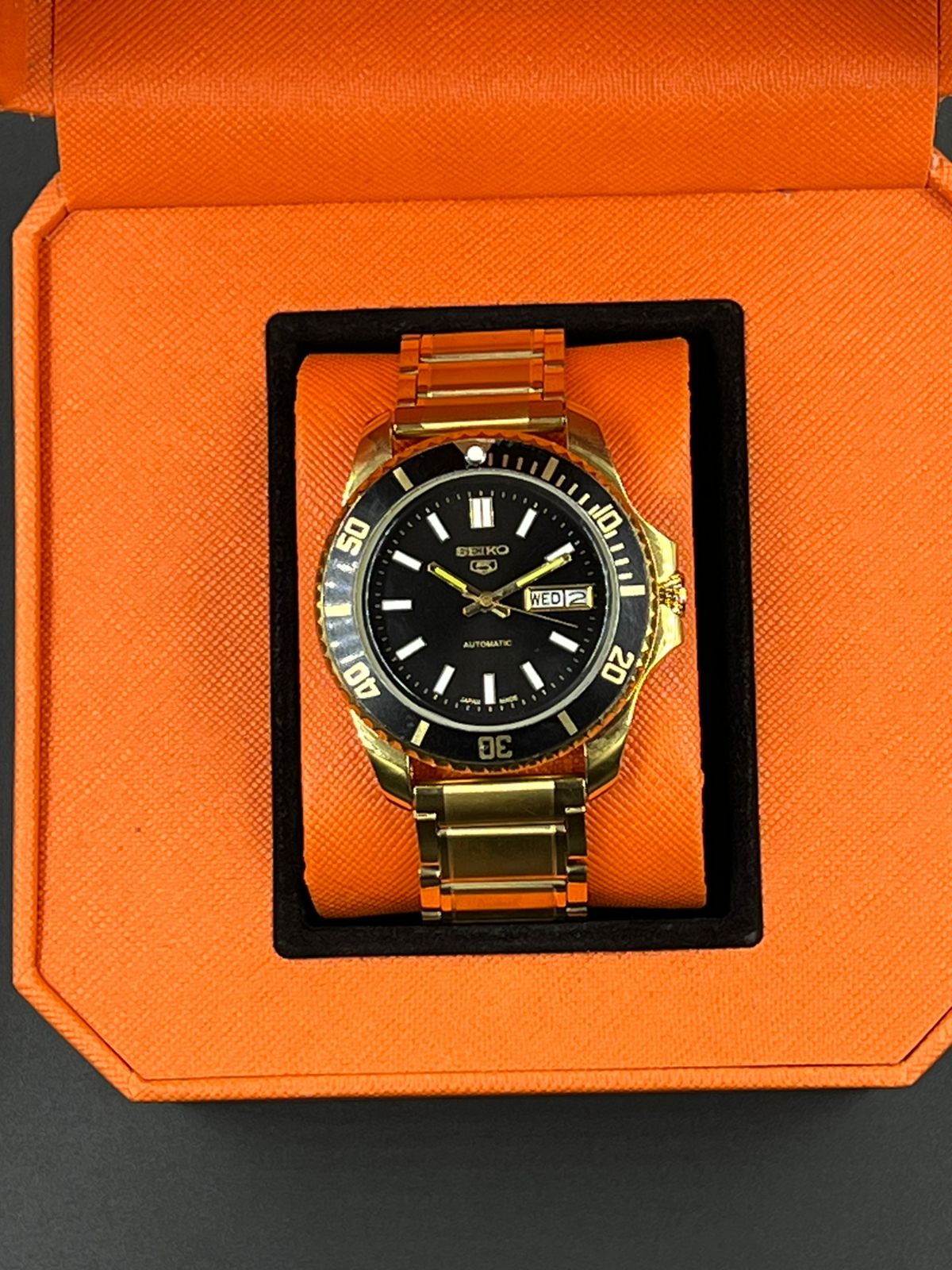 Seiko 5 Automatic Homage – Gold & Black Submarine